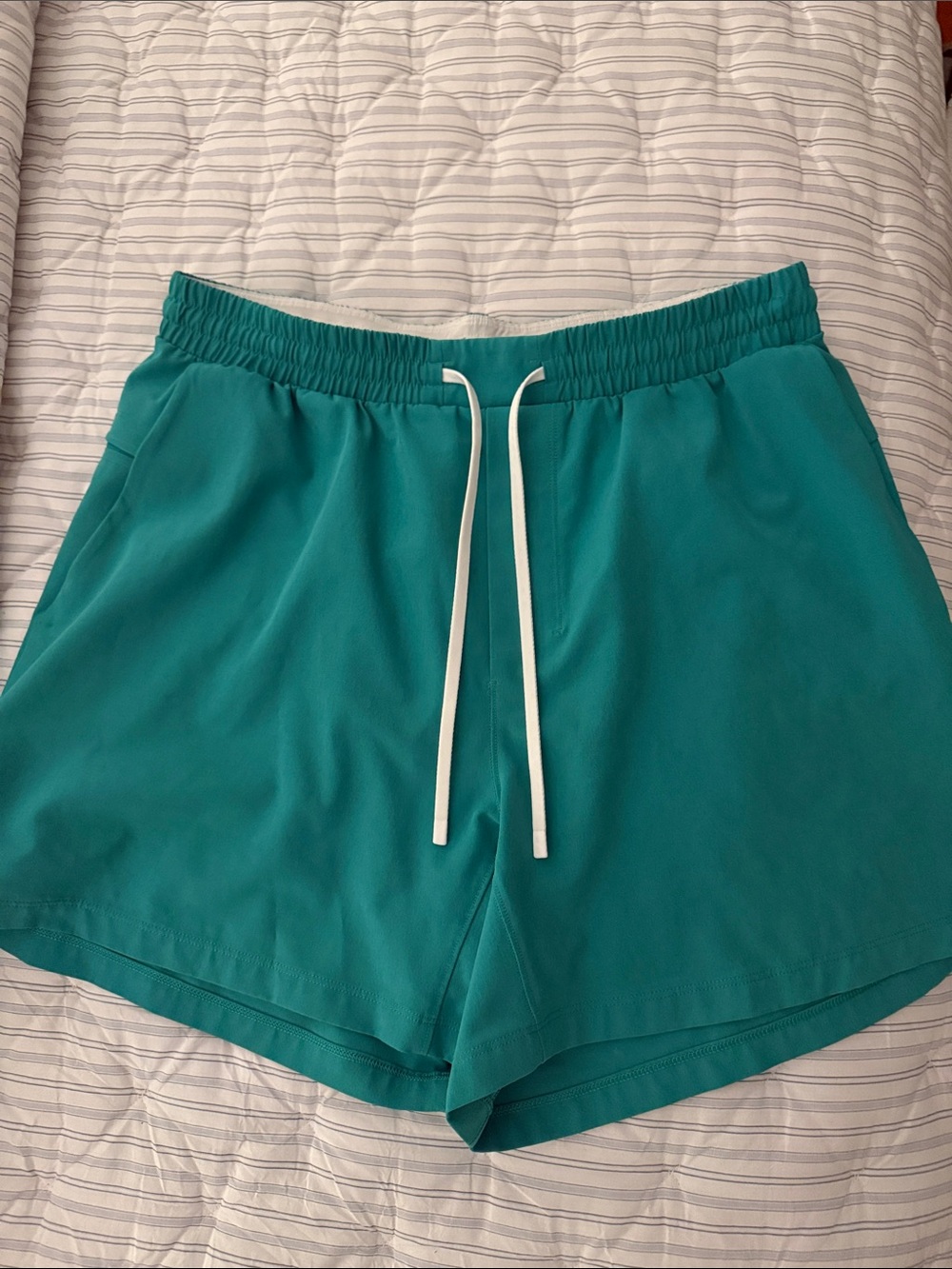 Lululemon Men’s shorts with liner size Medium